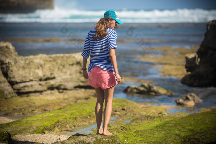 美女海邊度假旅遊山水自然風景圖