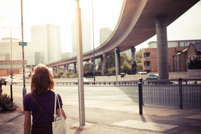 城市道路上的女人背影