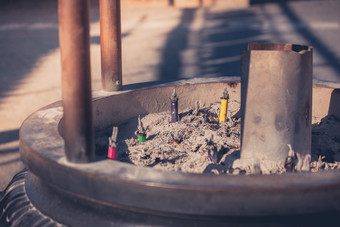 燃烧香火的香炉摄影图