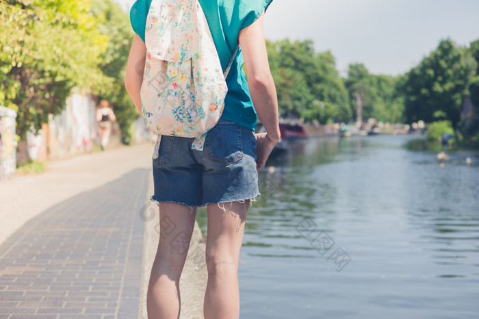 清新风运河边的女人摄影图