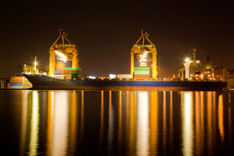 深色调灯光下的港口摄影图