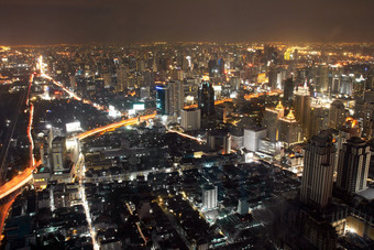 暗色调夜晚的大城市摄影图