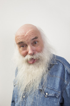 灰色调搞怪的大胡子老人摄影图