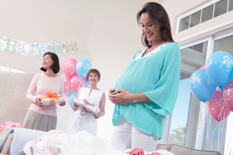 清新幸福的一个孕妇摄影图