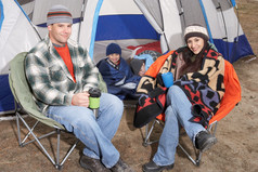 深色调在帐篷外的家人摄影图