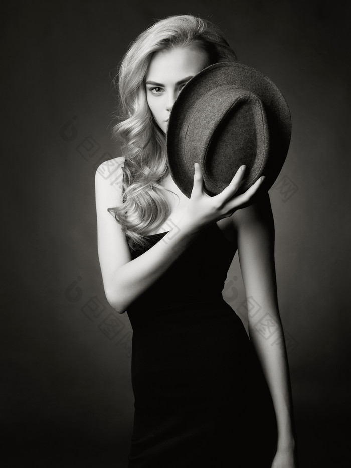 黑色风格拿帽子的女人摄影图