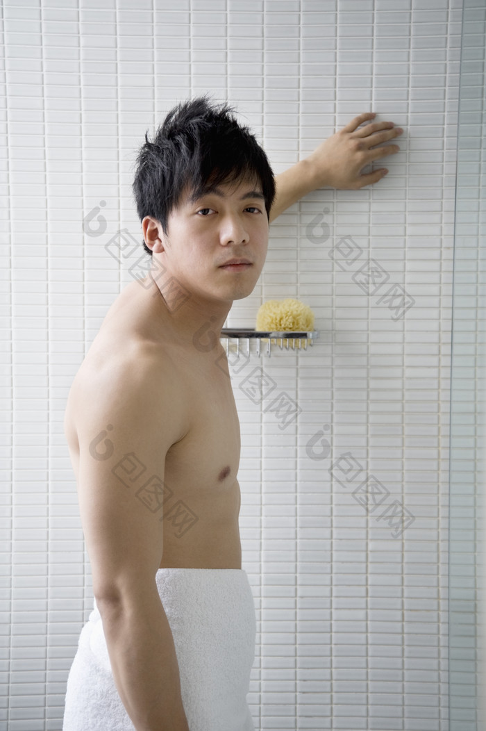 暗色调洗澡的男子摄影图