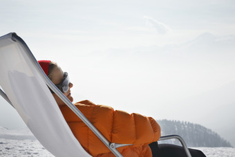 简约山上休息的人摄影图