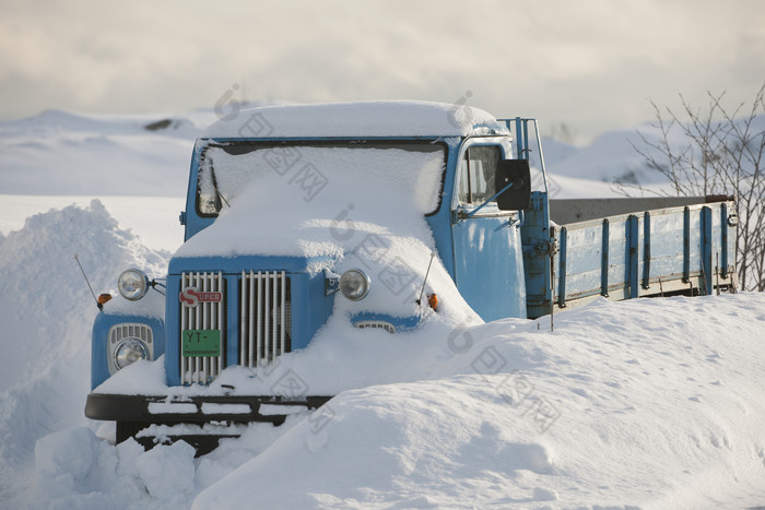 积雪覆盖的蓝色大卡车