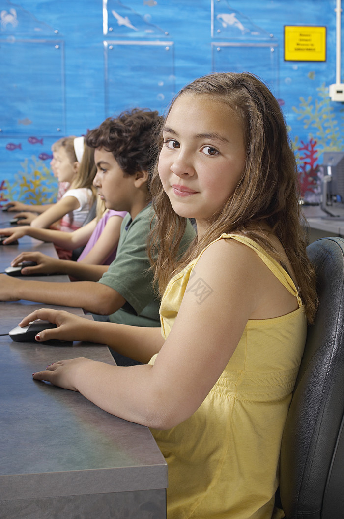 水族馆玩电脑的小孩图片