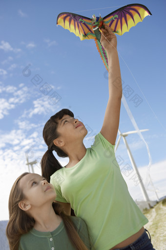 <strong>放风筝</strong>的两个小女孩