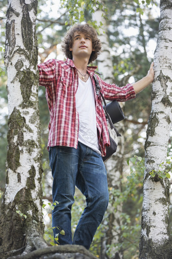 暗色调登山的男孩摄影图