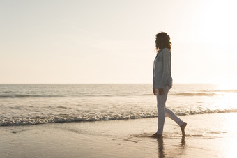 <strong>夏日</strong>海滩边看<strong>夕阳</strong>的美女