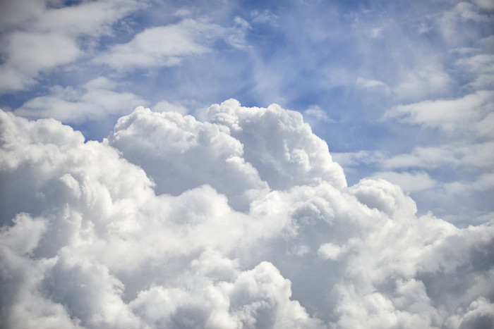 天空中的卷积云摄影图