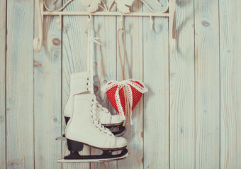 挂着的白色冰刀鞋和爱心挂件