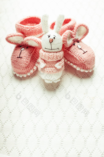 白色垫子上的手工兔子婴儿鞋图片