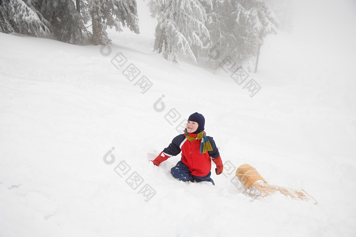 灰色调雪地上的儿童摄影图