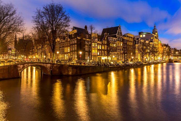 暗色调阿姆斯特丹夜景摄影图