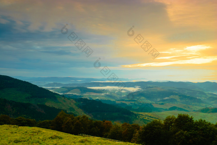 夕阳下的青山山峦