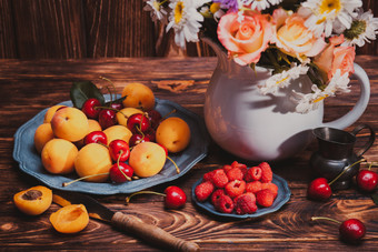 盘子里的黄杏和樱桃