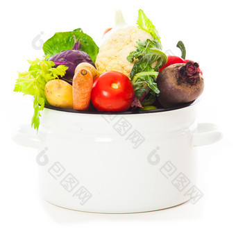 白色盆子里的新鲜蔬菜