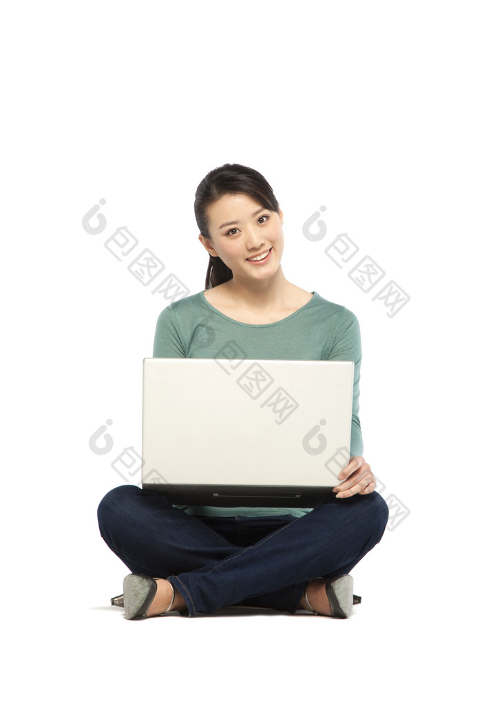 坐地上电脑办公的女孩