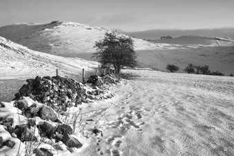 黑白风格冬天雪山摄影图