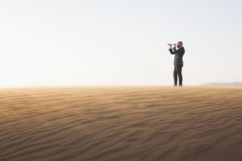 站在沙漠上的人摄影图
