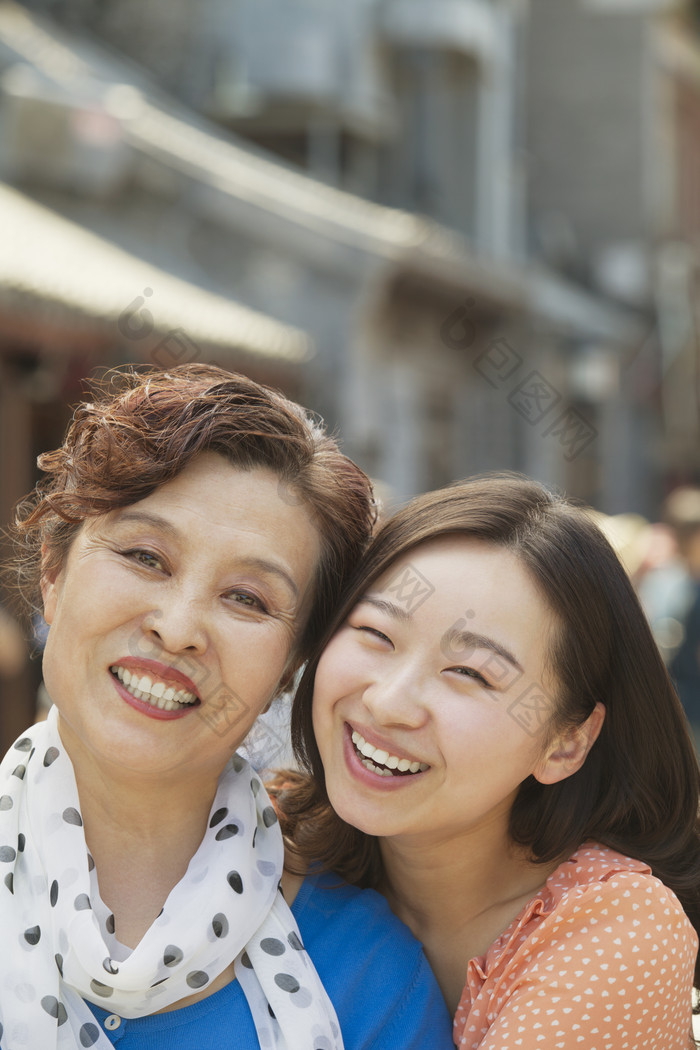 依偎在一起的母女摄影图