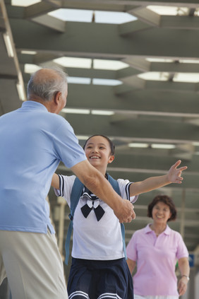 拥抱爷爷的小女孩