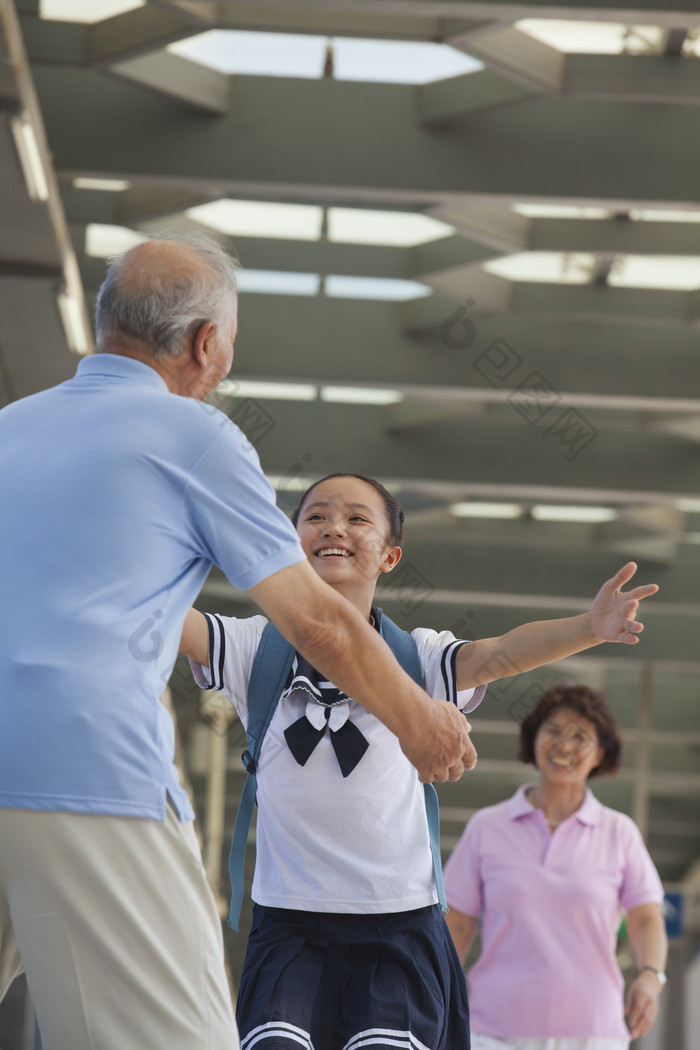 拥抱爷爷的小女孩