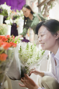 花店买花的女人摄影图