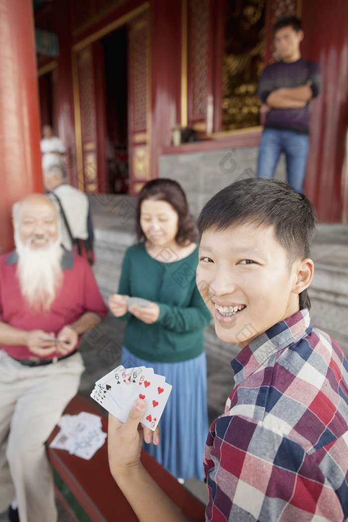 打扑克的人物摄影图