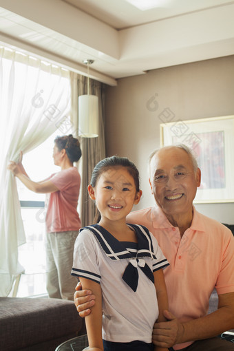 爷爷奶奶孙女小女孩家庭幸福的校服学生摄影图片