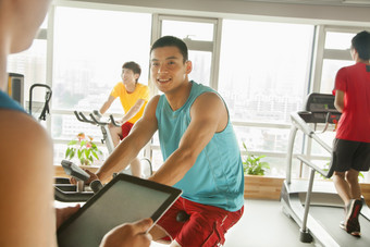 男人锻炼运动健身计算教练娱乐健身器材摄影