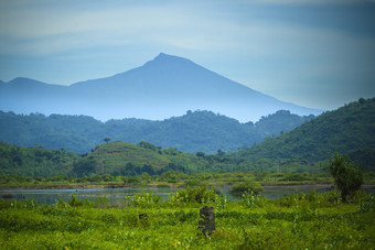 高山<strong>风景</strong>树木蓝天白云旅行绿草