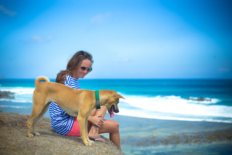 女孩<strong>狗狗</strong>海边沙滩度假旅游风景背景摄影图
