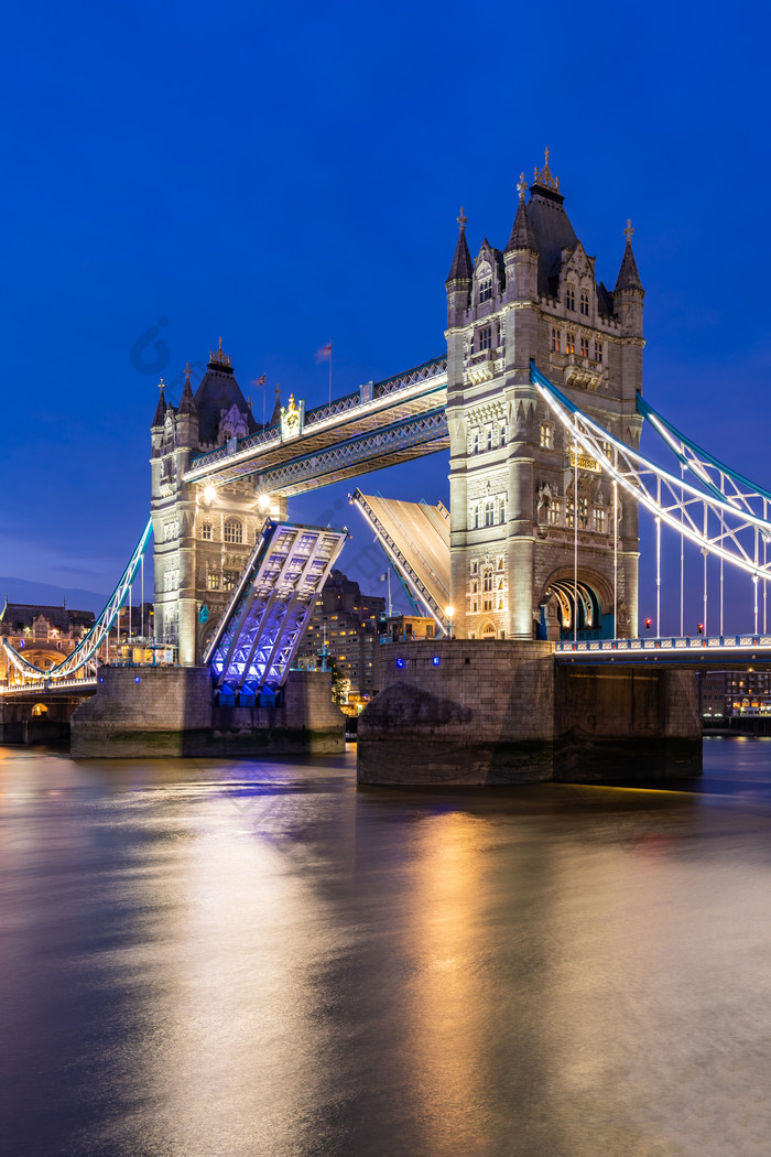 蓝色伦敦大桥夜景摄影图