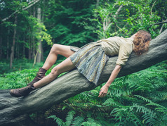 仰躺在树干上的女生