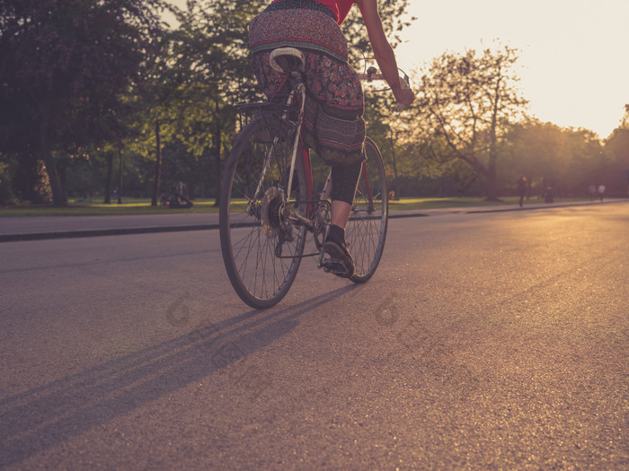 深色调骑自行车的人摄影图
