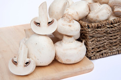 浅色调白蘑菇摄影图