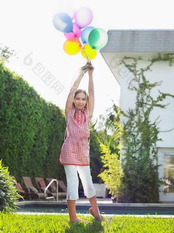 举着气球的女孩摄影图