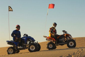 沙漠骑摩托车骑手