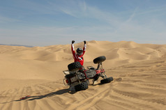 沙漠翻车人物摄影图