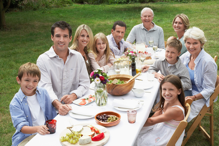 深色调聚餐的家人摄影图