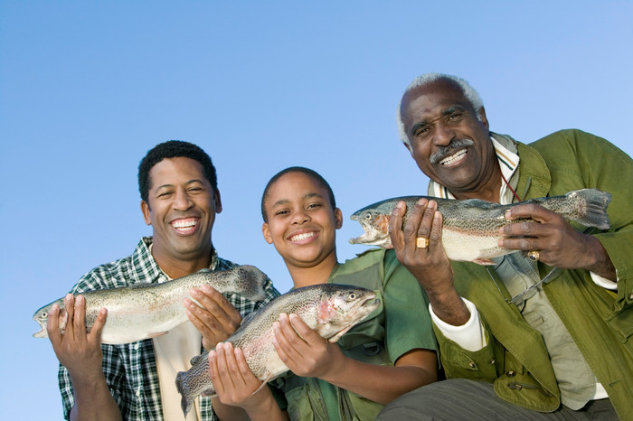 蓝色调捉鱼的家人摄影图