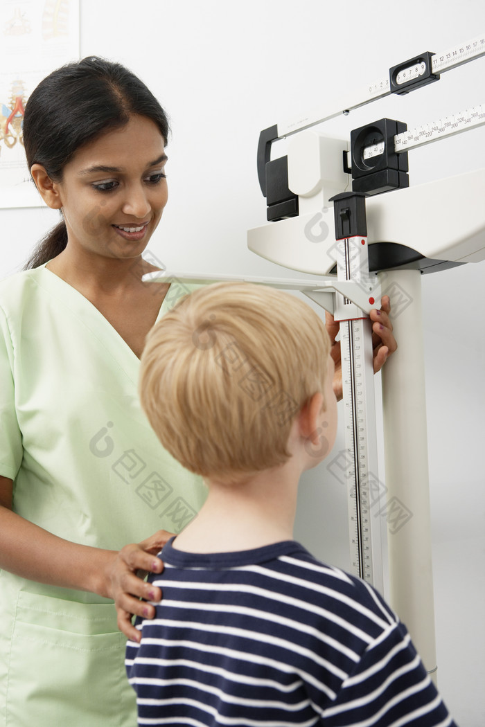 听诊器 量身高  医学图片 处方 诊所 疾病 摄影图 病人 灰色大气背景