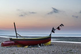 夕阳海岸边的帆船
