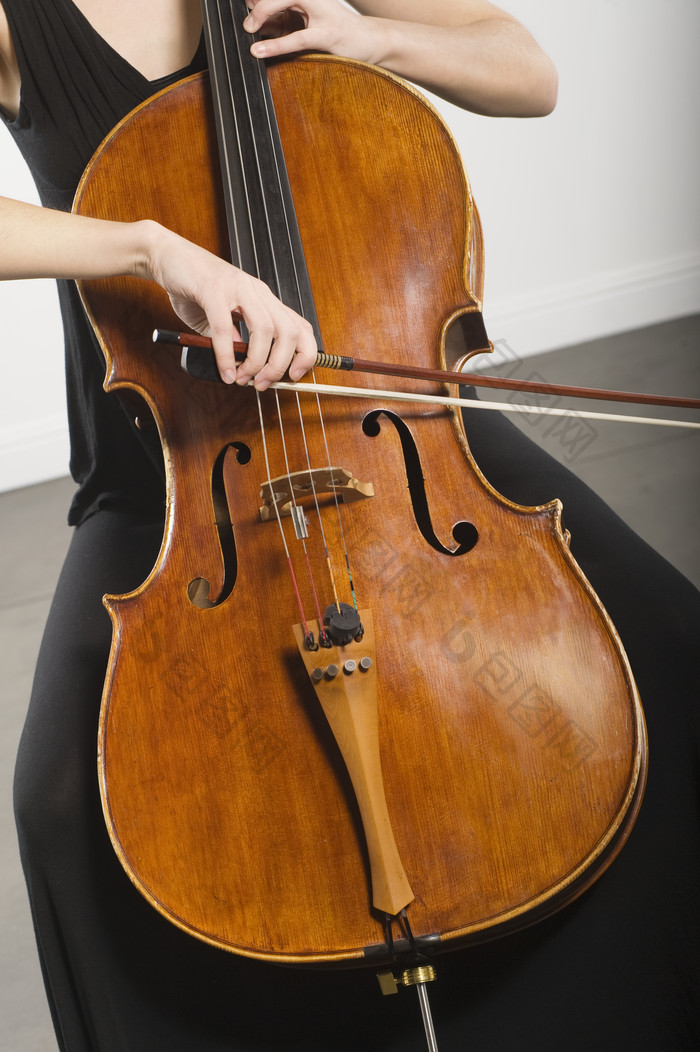 音乐家拉大提琴摄影图
