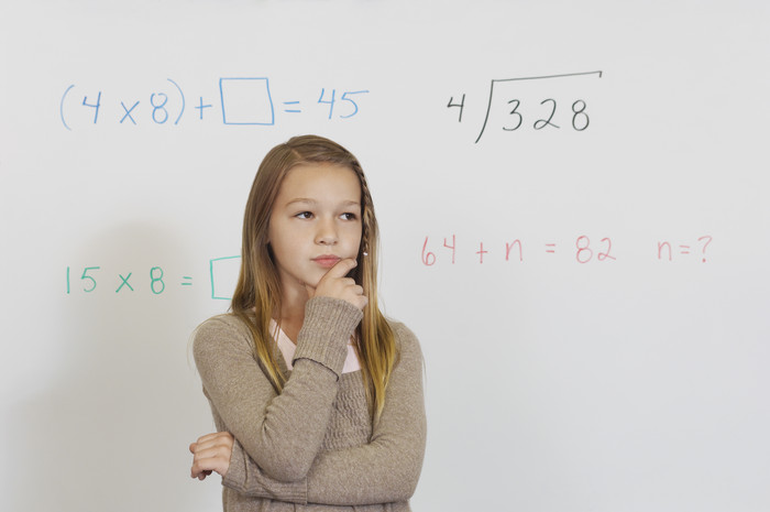 数学列式的女孩摄影图